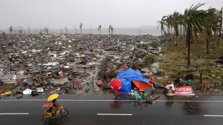 Dezastrul lăsat de taifunul din Filipine, în IMAGINI FOTO SFÂŞIETOARE. Nici măcar ajutoarele umanitare nu pot ajunge acolo