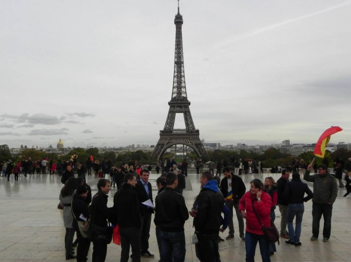 FOTO Moldovenii din Paris susţin integrarea Moldovei în UE! "Destinul nostru este unul european"