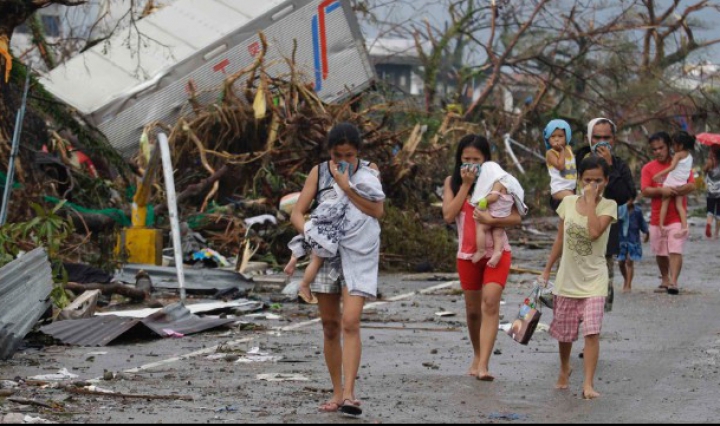 Dezastrul lăsat de taifunul din Filipine, în IMAGINI FOTO SFÂŞIETOARE. Nici măcar ajutoarele umanitare nu pot ajunge acolo