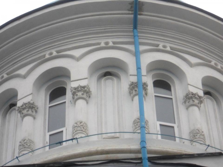 Restaurare cu încălcări în stil moldovenesc. "Au pus ferestre şi uşi termopan unui monument de arhitectură " (VIDEO/FOTO)