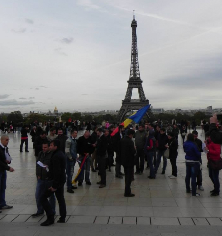 FOTO Moldovenii din Paris susţin integrarea Moldovei în UE! "Destinul nostru este unul european"