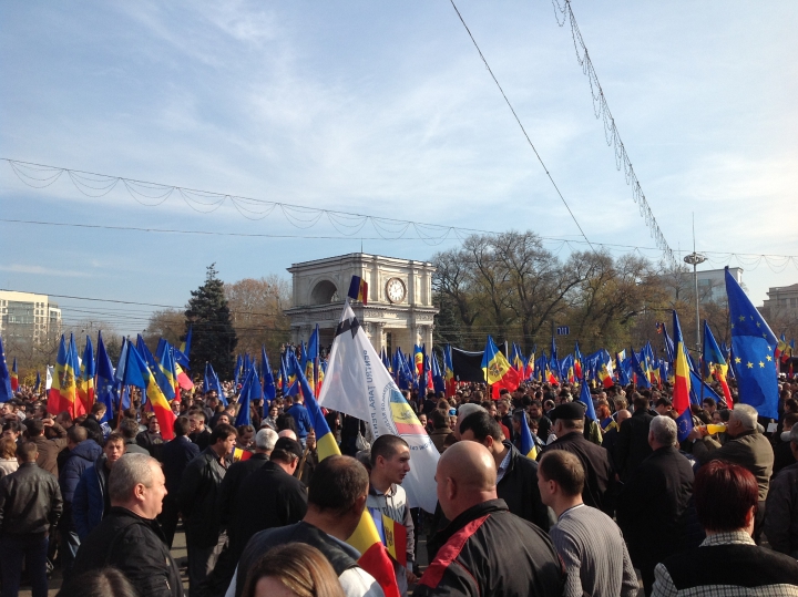 IMAGINI de la mitingul din Piaţa Marii Adunări Naţionale, în susţinerea cursului european al ţării