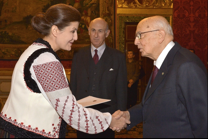 Stela Stângaci a purtat haine naţionale la ceremonia de acreditare în funcţia de ambasador în Italia