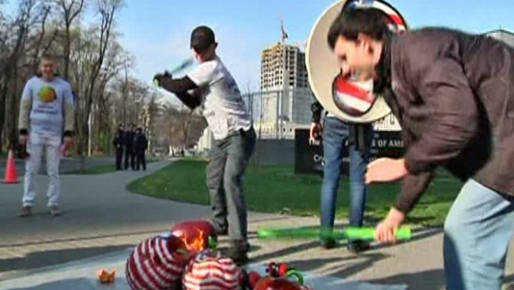 Protest în stil Halloween. Manifestanţii au zdrobit dovleci cu bâte de baseball în faţa ambasadei SUA din Kiev