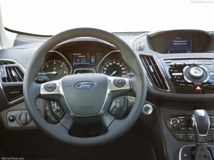 Noile condiţii avantajoase la cumpărarea smart-crossoverului stilat şi practic Ford Kuga (FOTO)