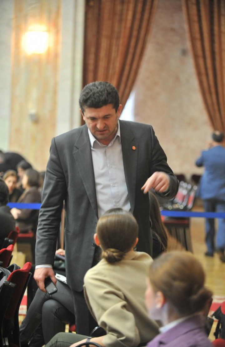 (FOTO/VIDEO) Reporter Publika TV, ameninţat de comunistul Iurie Muntean: Voi avea grijă să nu mai lucrezi în presa locală