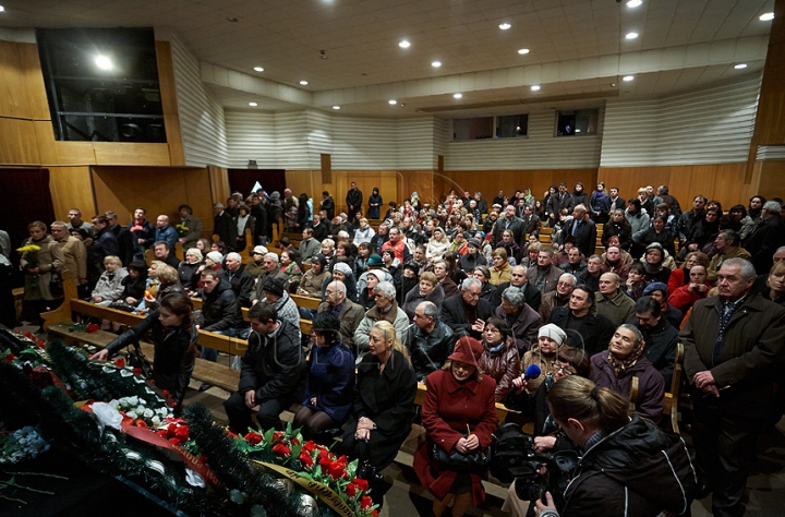 Maestrul Titus Jucov, petrecut pe ultimul drum de sute de moldoveni GALERIE FOTO, VIDEO