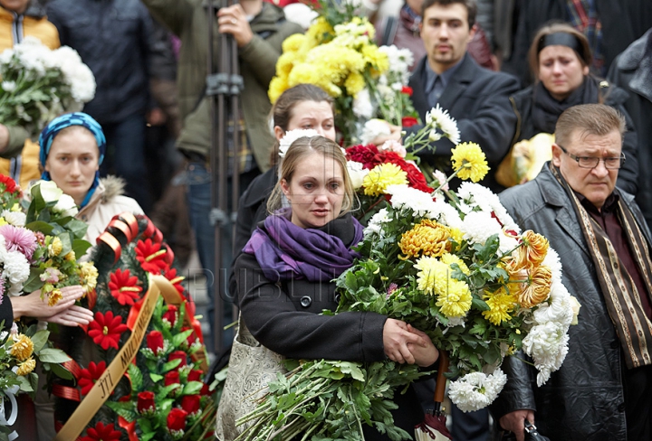Maestrul Titus Jucov, petrecut pe ultimul drum de sute de moldoveni GALERIE FOTO, VIDEO