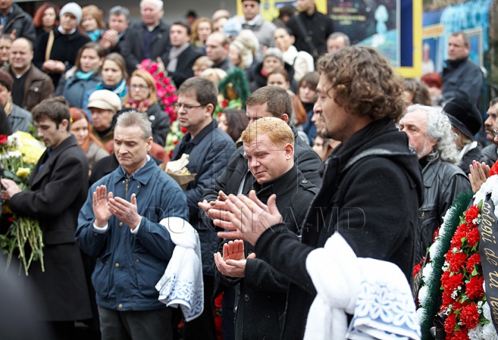 Maestrul Titus Jucov, petrecut pe ultimul drum de sute de moldoveni GALERIE FOTO, VIDEO