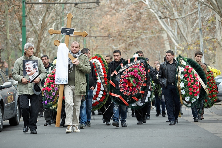 Maestrul Titus Jucov, petrecut pe ultimul drum de sute de moldoveni GALERIE FOTO, VIDEO