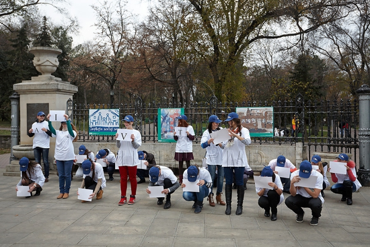 Mai mulţi tineri le-au vorbit trecătorilor despre bolile provocate de ţigări, de Ziua Naţională Antifumat (FOTO/VIDEO)