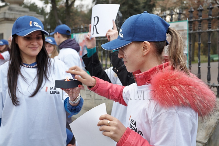 Mai mulţi tineri le-au vorbit trecătorilor despre bolile provocate de ţigări, de Ziua Naţională Antifumat (FOTO/VIDEO)