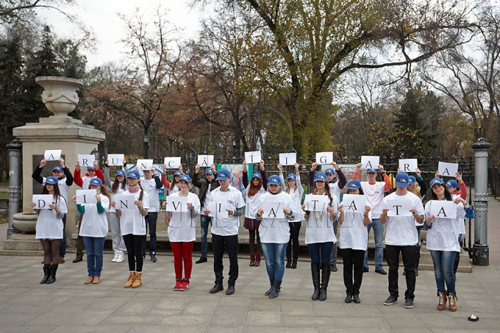 Mai mulţi tineri le-au vorbit trecătorilor despre bolile provocate de ţigări, de Ziua Naţională Antifumat (FOTO/VIDEO)