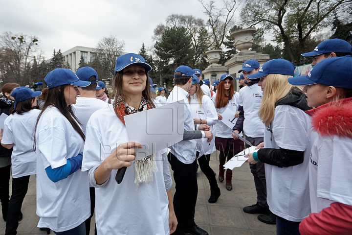 Mai mulţi tineri le-au vorbit trecătorilor despre bolile provocate de ţigări, de Ziua Naţională Antifumat (FOTO/VIDEO)