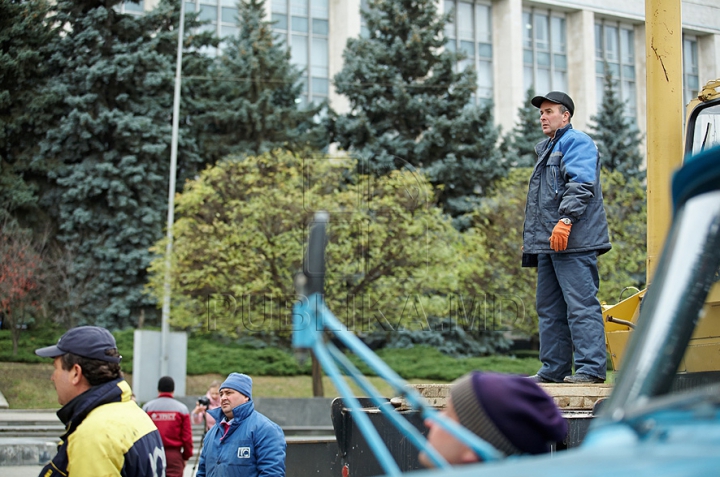 (FOTO/VIDEO) Principalul Pom de Crăciun al ţării a ajuns în PMAN. Autorităţile promit că va fi inaugurat pe 1 decembrie