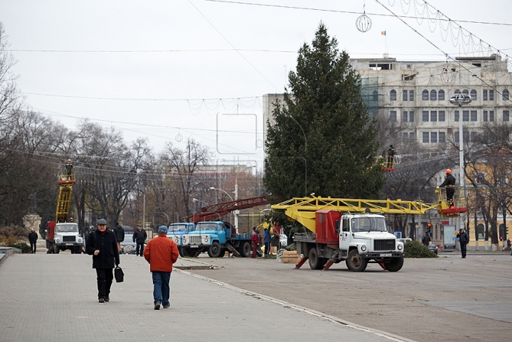 Chişinăul a intrat în febra sărbătorilor de iarnă. Oraşul este îmbrăcat în mii de beculeţe, iar bradul - împodobit cu globuri (FOTO)