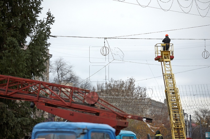 Chişinăul a intrat în febra sărbătorilor de iarnă. Oraşul este îmbrăcat în mii de beculeţe, iar bradul - împodobit cu globuri (FOTO)