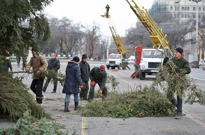 Chişinăul a intrat în febra sărbătorilor de iarnă. Oraşul este îmbrăcat în mii de beculeţe, iar bradul - împodobit cu globuri (FOTO)