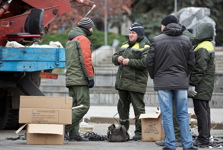 Chişinăul a intrat în febra sărbătorilor de iarnă. Oraşul este îmbrăcat în mii de beculeţe, iar bradul - împodobit cu globuri (FOTO)