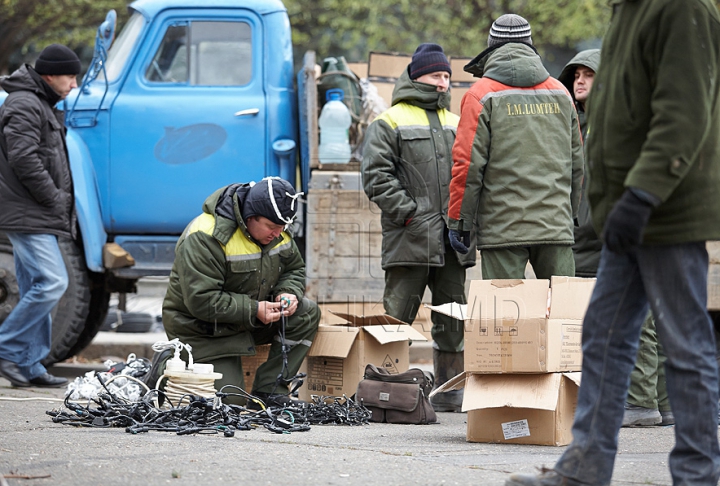 Chişinăul a intrat în febra sărbătorilor de iarnă. Oraşul este îmbrăcat în mii de beculeţe, iar bradul - împodobit cu globuri (FOTO)