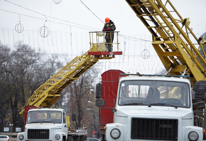 Chişinăul a intrat în febra sărbătorilor de iarnă. Oraşul este îmbrăcat în mii de beculeţe, iar bradul - împodobit cu globuri (FOTO)