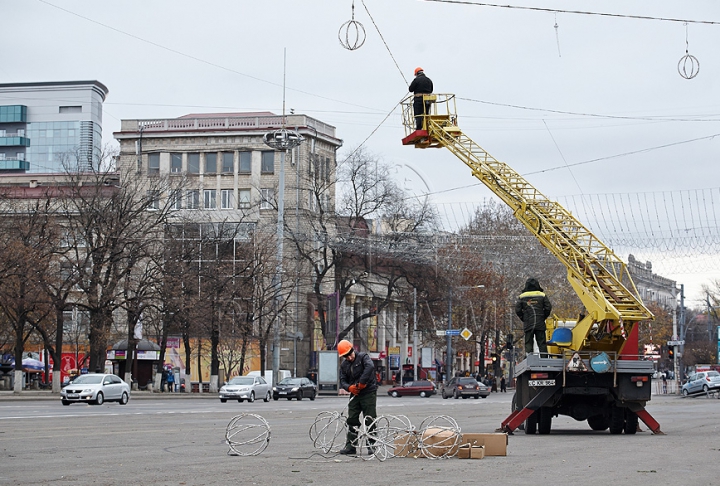 Chişinăul a intrat în febra sărbătorilor de iarnă. Oraşul este îmbrăcat în mii de beculeţe, iar bradul - împodobit cu globuri (FOTO)