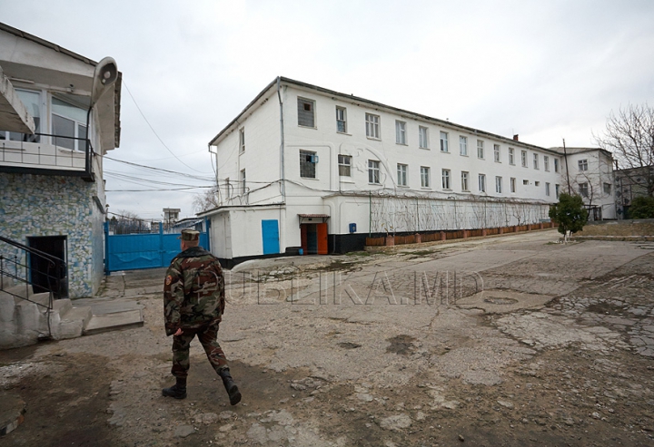 Mai multe penitenciare din ţară, supraîncărcate. În barăci stau câte 50 de oameni GALERIE FOTO, VIDEO