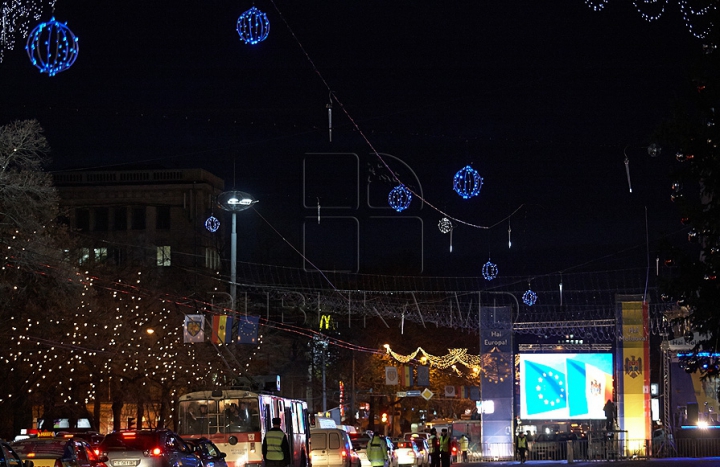 (FOTO/VIDEO) E sărbătoare şi răsună muzica în centrul Chişinăului! Moldovenii marchează parafarea Acordului de Asociere cu UE