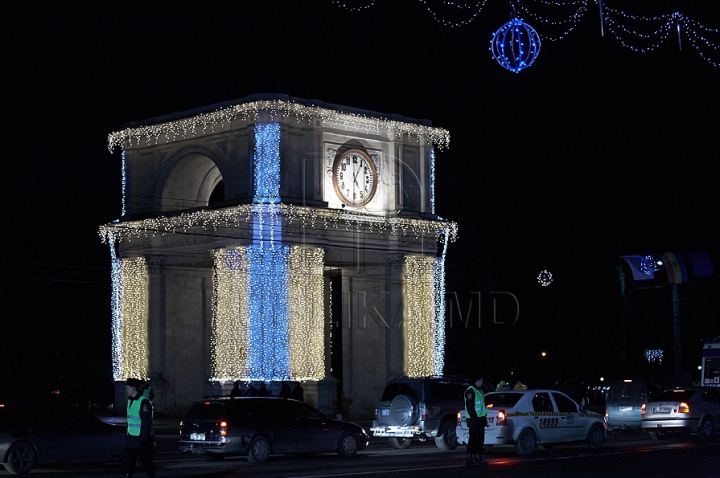 (FOTO/VIDEO) E sărbătoare şi răsună muzica în centrul Chişinăului! Moldovenii marchează parafarea Acordului de Asociere cu UE