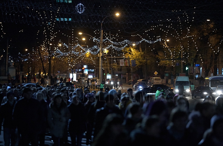 (FOTO/VIDEO) E sărbătoare şi răsună muzica în centrul Chişinăului! Moldovenii marchează parafarea Acordului de Asociere cu UE