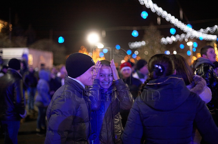 (FOTO/VIDEO) E sărbătoare şi răsună muzica în centrul Chişinăului! Moldovenii marchează parafarea Acordului de Asociere cu UE