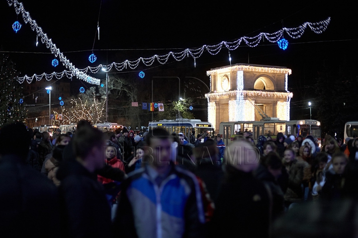 (FOTO/VIDEO) E sărbătoare şi răsună muzica în centrul Chişinăului! Moldovenii marchează parafarea Acordului de Asociere cu UE