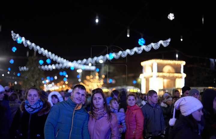 (FOTO/VIDEO) E sărbătoare şi răsună muzica în centrul Chişinăului! Moldovenii marchează parafarea Acordului de Asociere cu UE