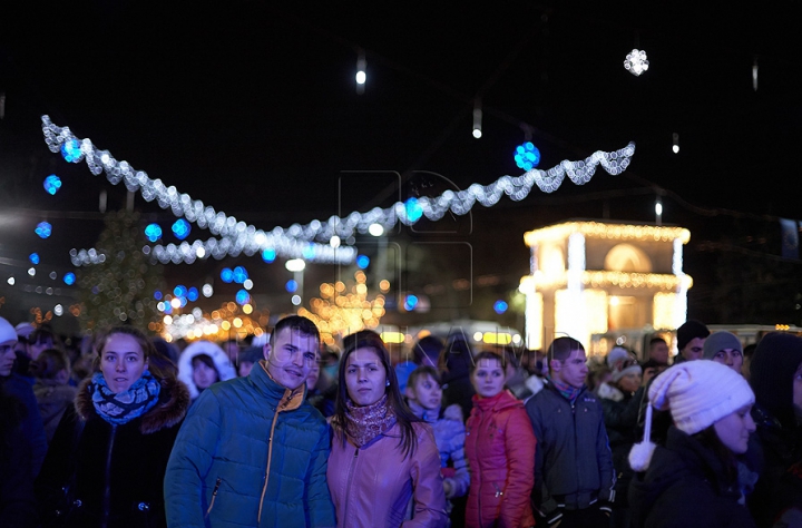 (FOTO/VIDEO) E sărbătoare şi răsună muzica în centrul Chişinăului! Moldovenii marchează parafarea Acordului de Asociere cu UE