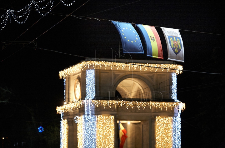 (FOTO/VIDEO) E sărbătoare şi răsună muzica în centrul Chişinăului! Moldovenii marchează parafarea Acordului de Asociere cu UE