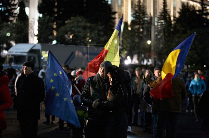 (FOTO/VIDEO) E sărbătoare şi răsună muzica în centrul Chişinăului! Moldovenii marchează parafarea Acordului de Asociere cu UE