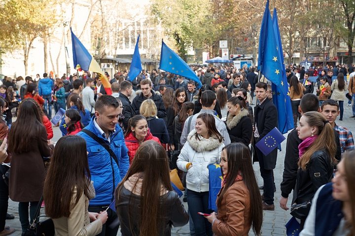 FOTOGRAFII ISTORICE din timpul mitingului în care moldovenii au arătat întregii lumi că vor să facă parte din UE