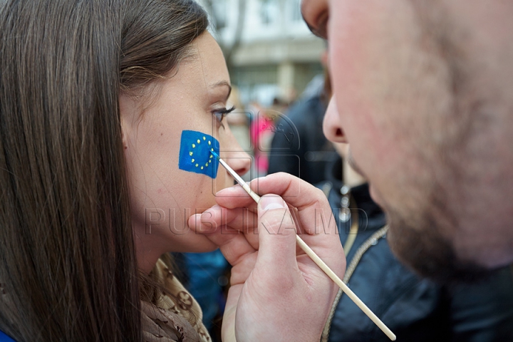 FOTOGRAFII ISTORICE din timpul mitingului în care moldovenii au arătat întregii lumi că vor să facă parte din UE