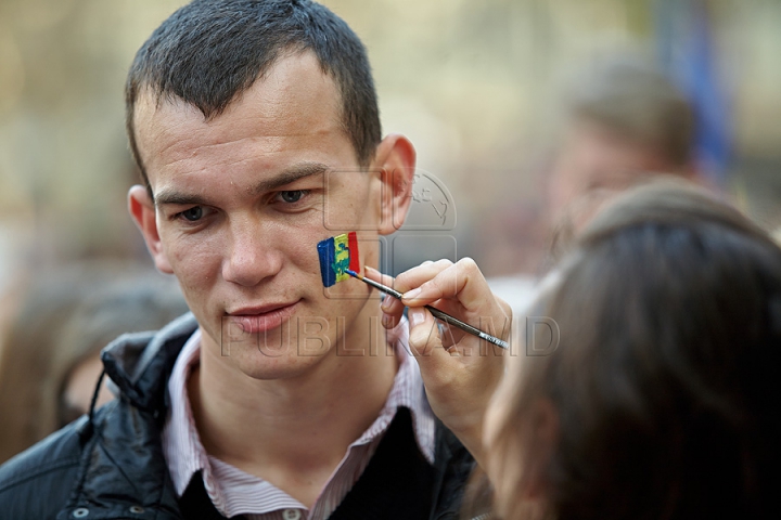 FOTOGRAFII ISTORICE din timpul mitingului în care moldovenii au arătat întregii lumi că vor să facă parte din UE