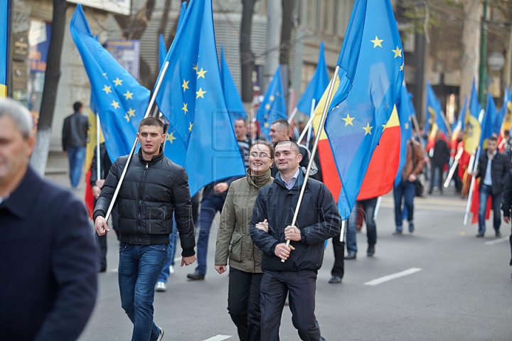 FOTOGRAFII ISTORICE din timpul mitingului în care moldovenii au arătat întregii lumi că vor să facă parte din UE