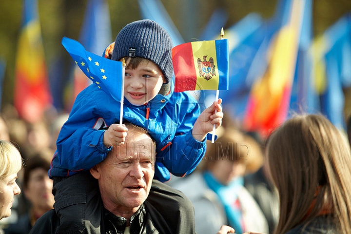 FOTOGRAFII ISTORICE din timpul mitingului în care moldovenii au arătat întregii lumi că vor să facă parte din UE