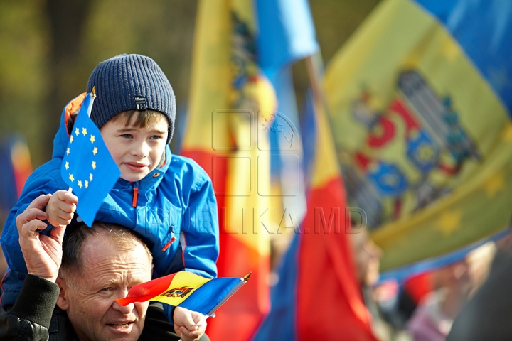 FOTOGRAFII ISTORICE din timpul mitingului în care moldovenii au arătat întregii lumi că vor să facă parte din UE