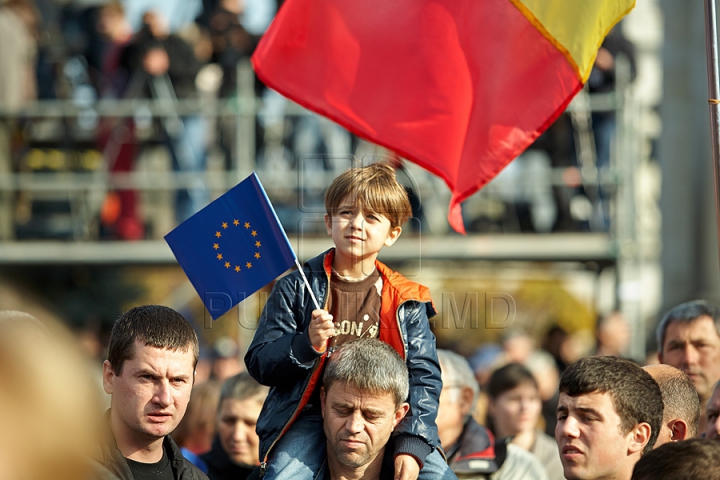 FOTOGRAFII ISTORICE din timpul mitingului în care moldovenii au arătat întregii lumi că vor să facă parte din UE