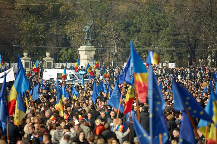 FOTOGRAFII ISTORICE din timpul mitingului în care moldovenii au arătat întregii lumi că vor să facă parte din UE