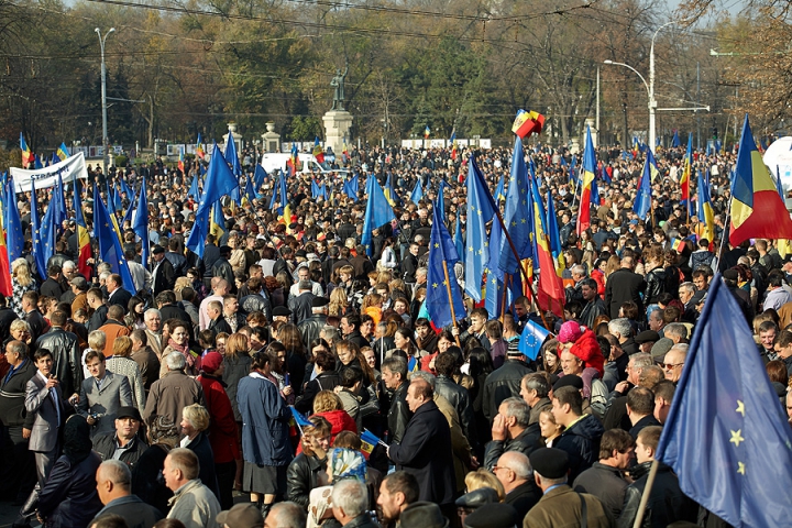 FOTOGRAFII ISTORICE din timpul mitingului în care moldovenii au arătat întregii lumi că vor să facă parte din UE