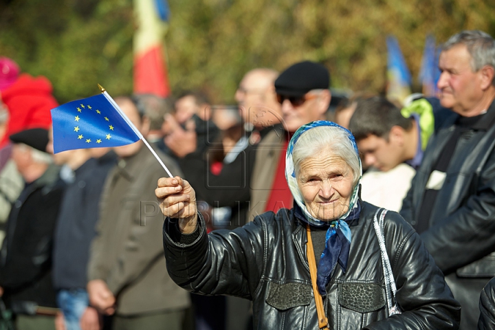 FOTOGRAFII ISTORICE din timpul mitingului în care moldovenii au arătat întregii lumi că vor să facă parte din UE