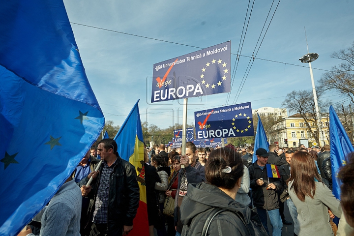 FOTOGRAFII ISTORICE din timpul mitingului în care moldovenii au arătat întregii lumi că vor să facă parte din UE