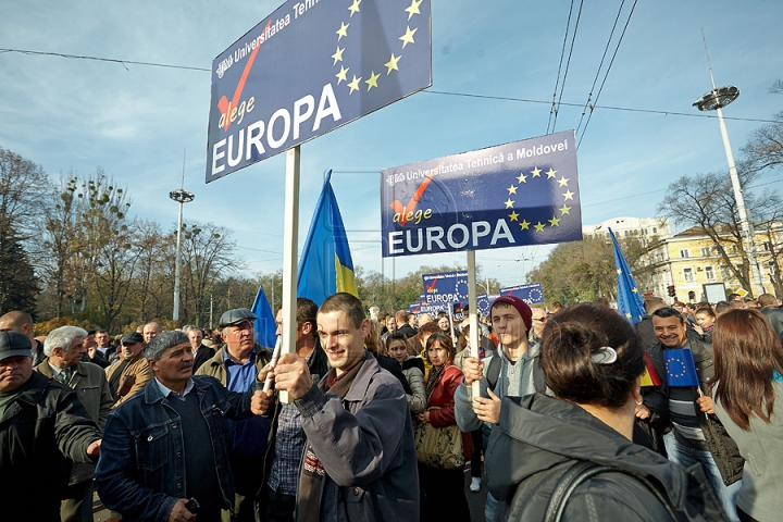 FOTOGRAFII ISTORICE din timpul mitingului în care moldovenii au arătat întregii lumi că vor să facă parte din UE