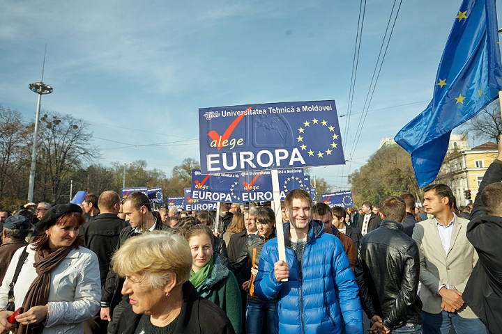 FOTOGRAFII ISTORICE din timpul mitingului în care moldovenii au arătat întregii lumi că vor să facă parte din UE