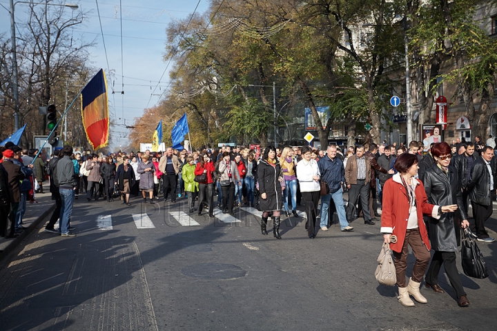 FOTOGRAFII ISTORICE din timpul mitingului în care moldovenii au arătat întregii lumi că vor să facă parte din UE